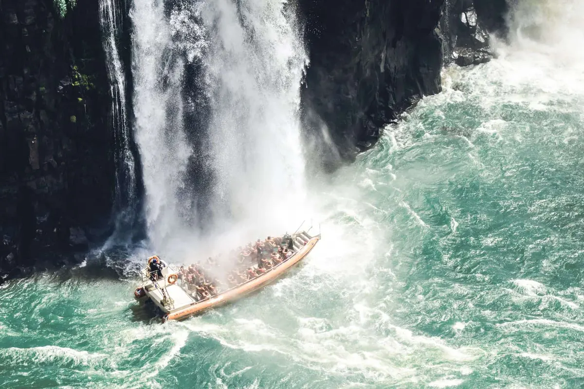 ภาพประกอบโปรแกรมวันที่ 17: Iguaçu Falls · Brazil