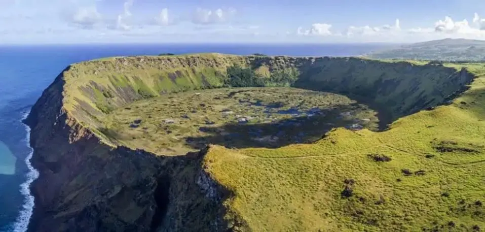 ภาพประกอบโปรแกรมวันที่ 16: Easter Island → Santiago