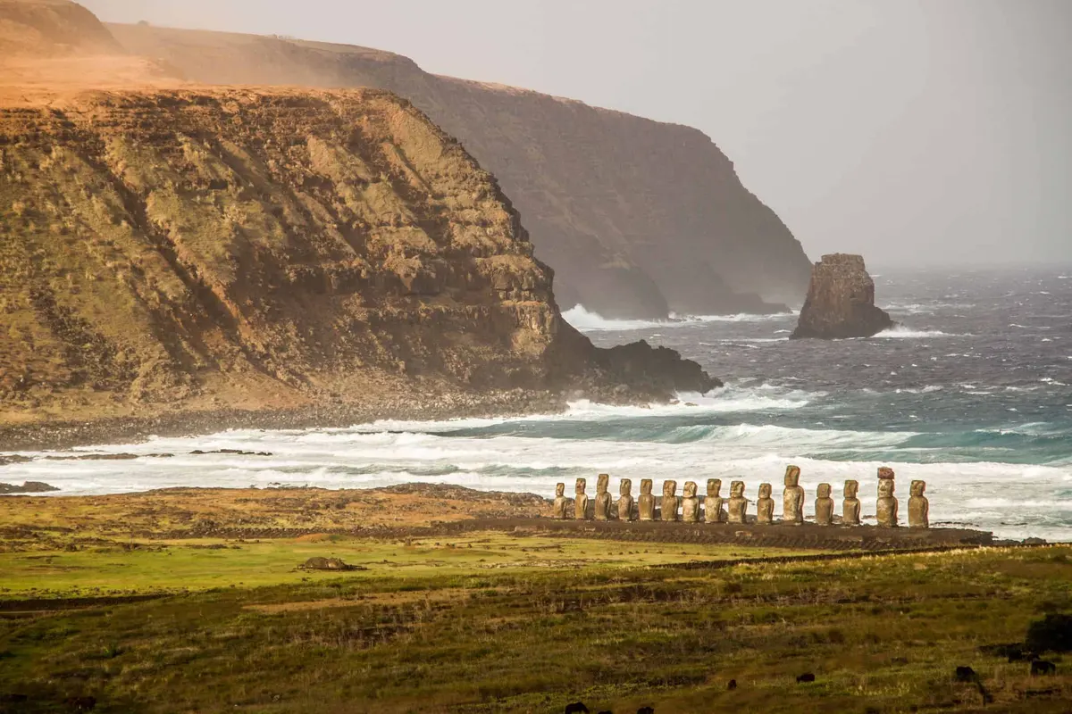 ภาพประกอบโปรแกรมวันที่ 15: Easter Island