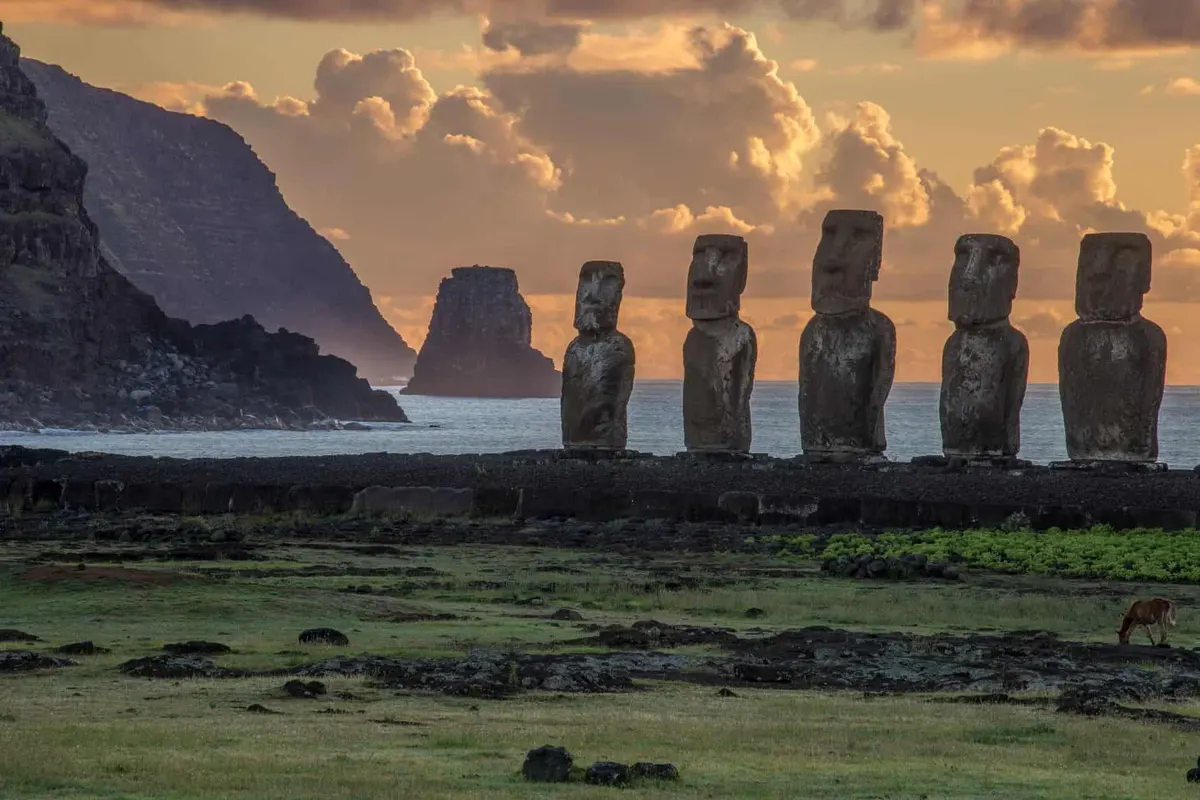 ภาพประกอบโปรแกรมวันที่ 15: Easter Island