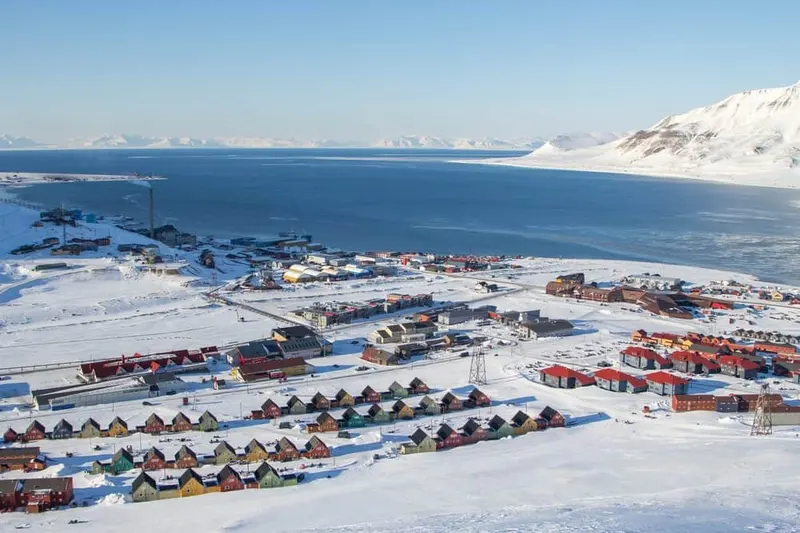 ทรอมโซ (Tromsø) – ลองเยียร์เบียน (Longyearbyen)