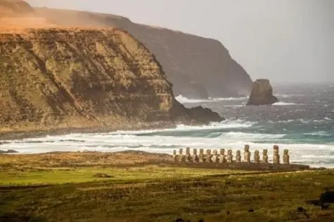 ภาพประกอบโปรแกรมวันที่ 15: Easter Island