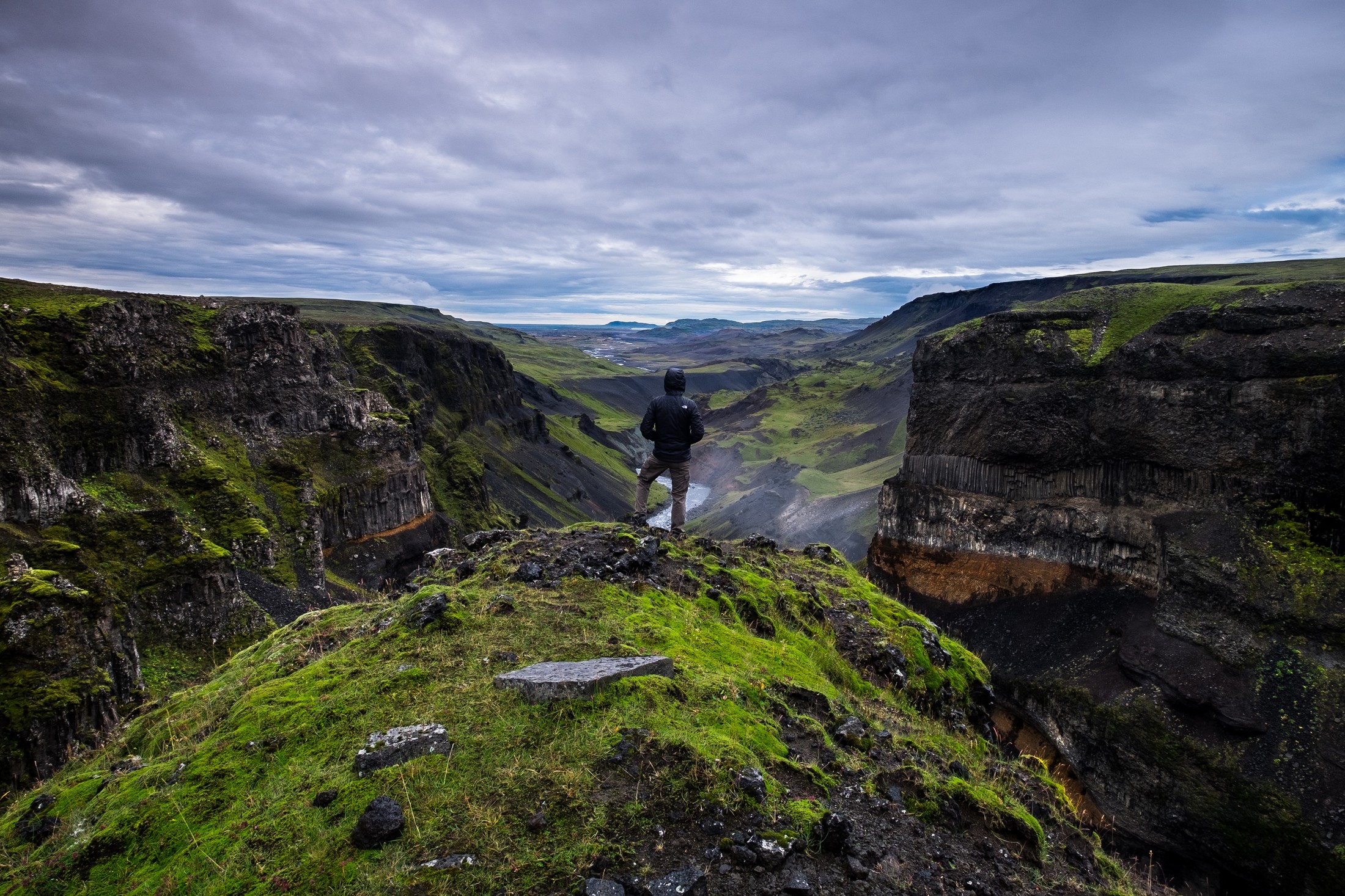 นักเดินทางมองหุบเขาที่ Háifoss ประเทศไอซ์แลนด์