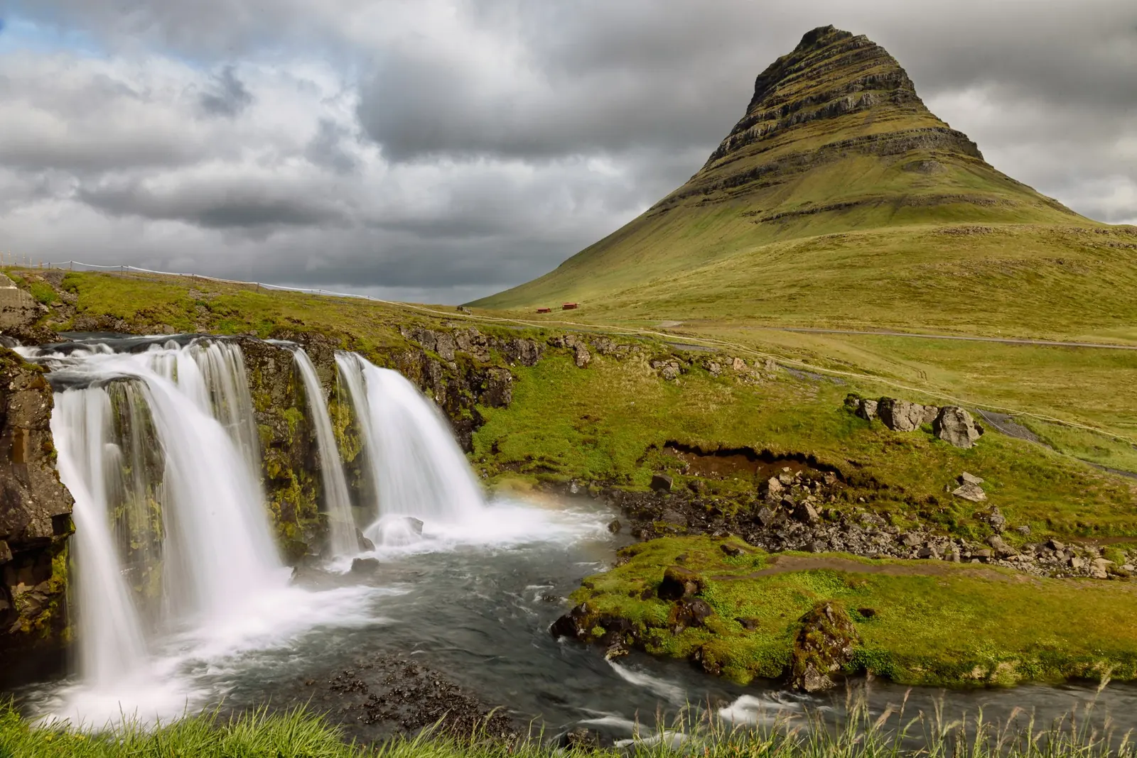 ภูเขา Kirkjufell และน้ำตก Kirkjufellsfoss ในไอซ์แลนด์