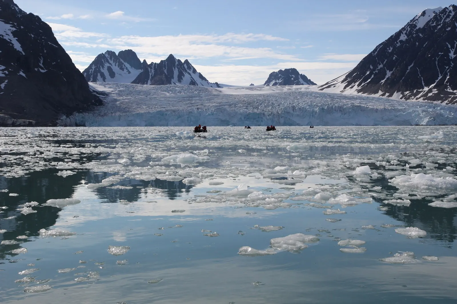 ธารน้ำแข็ง Monacobreen และผืนน้ำที่มีน้ำแข็งลอยในสฟาลบาร์