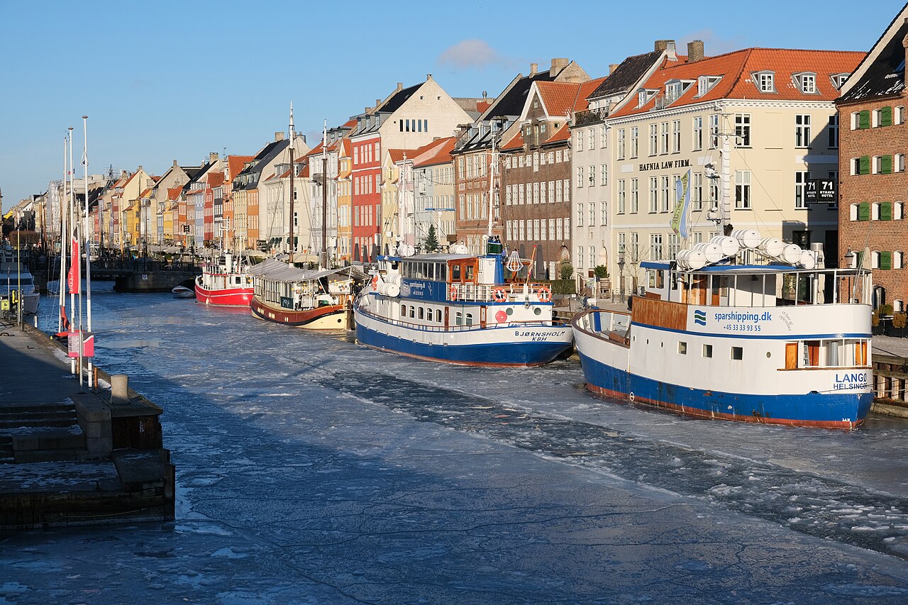 อาคารริมคลอง Nyhavn ใน Copenhagen ท่ามกลางฤดูหนาว