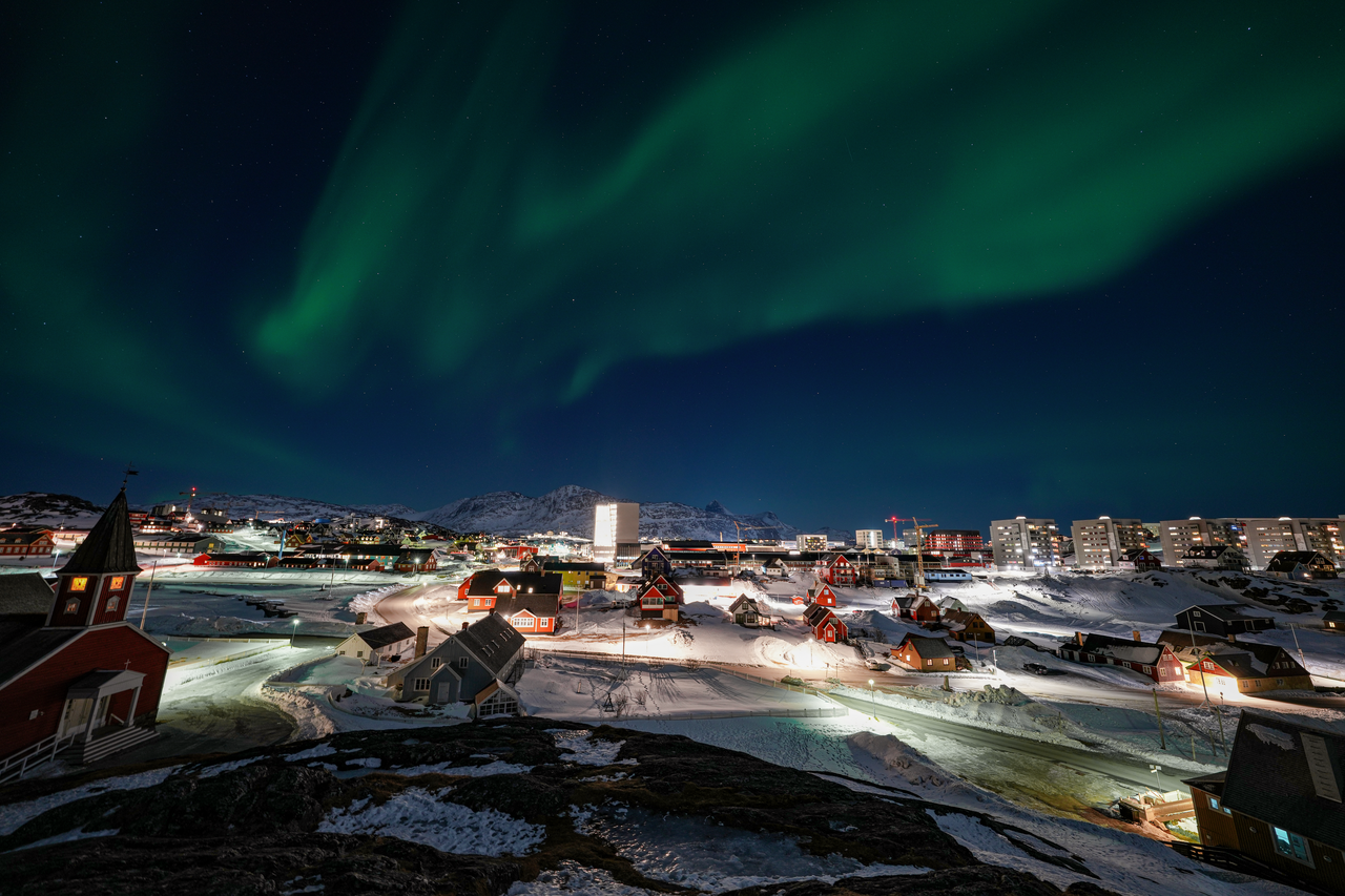 แสงเหนือเหนือเมือง Nuuk ในกรีนแลนด์