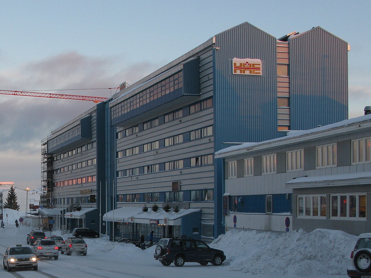 ถนน Aqqusinersuaq ใน Nuuk โดยมี Hotel Hans Egede อยู่ด้านขวา ภาพเดือนธันวาคม 2007