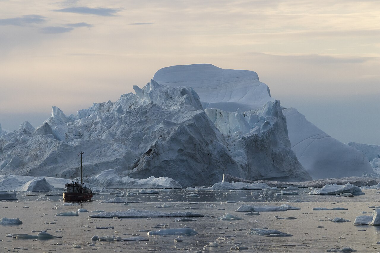 เรือและภูเขาน้ำแข็งใน Disko Bay นอกชายฝั่ง Ilulissat