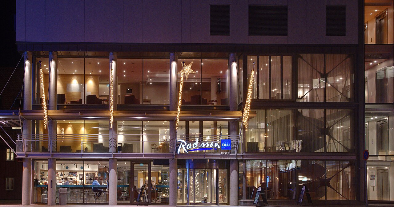 ทางเข้า Radisson Blu Hotel Tromsø — ภาพอาคารที่เผยแพร่ในปี 2014